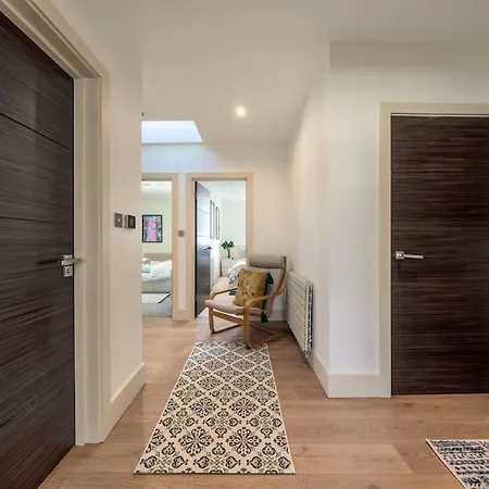 Stunning 3 Bed 2 Bath Penthouse In Apartment *
