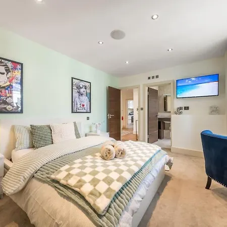 Stunning 3 Bed 2 Bath Penthouse In *