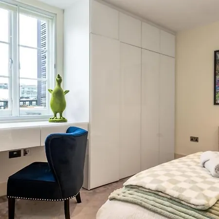 Stunning 3 Bed 2 Bath Penthouse In Apartment London