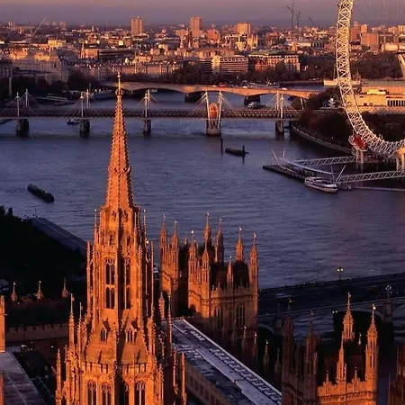 Stunning 3 Bed 2 Bath Penthouse In London