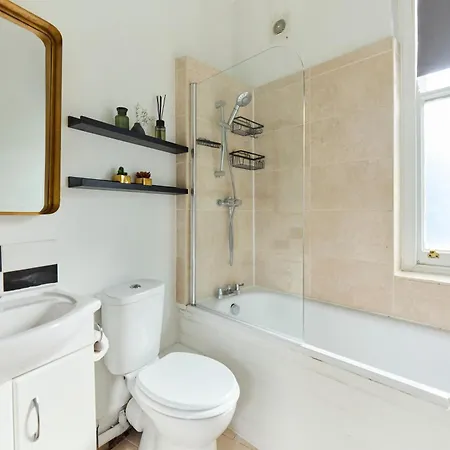 The Putney Classic - Trendy 2bdr Flat