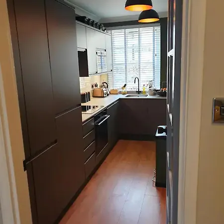 Charming 2 Bed Kennington Oval Apartment London