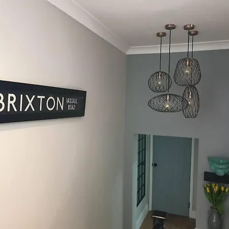Charming 2 Bed Kennington Oval * London