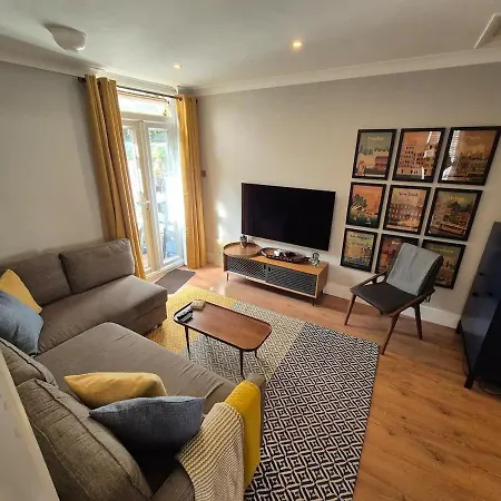 Charming 2 Bed Kennington Oval * London