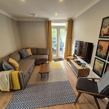Charming 2 Bed Kennington Oval Apartment London