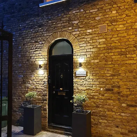 Charming 2 Bed Kennington Oval Apartment London