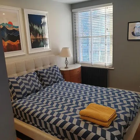 Charming 2 Bed Kennington Oval London