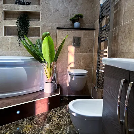 Luxurious 3bed House With Bath & Garden *