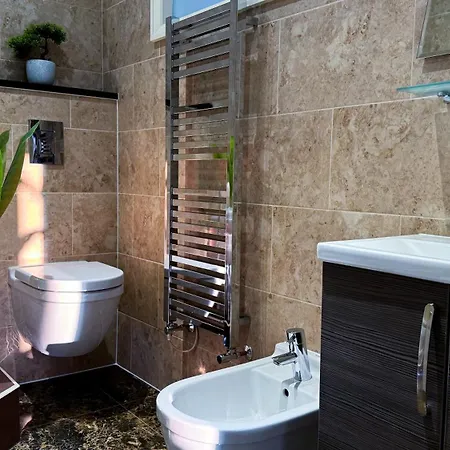 Luxurious 3bed House With Bath & Garden London