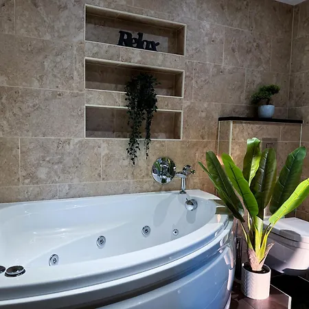Luxurious 3bed House With Bath & Garden