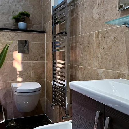 Luxurious 3bed House With Bath & Garden Holiday home London