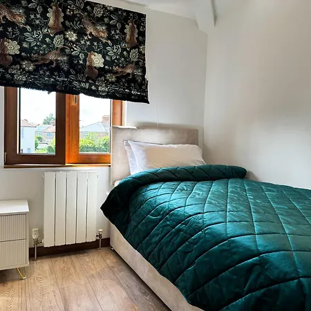 Luxurious 3bed House With Bath & Garden *