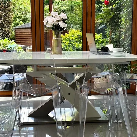 Luxurious 3bed House With Bath & Garden London