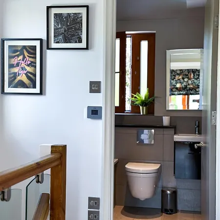 Luxurious 3bed House With Bath & Garden *