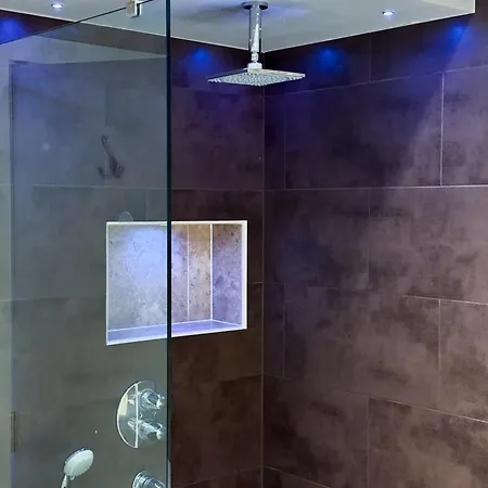 Luxurious 3bed House With Bath & Garden London