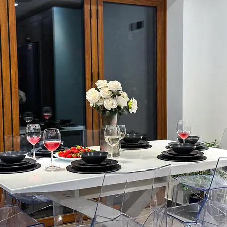 Luxurious 3bed House With Bath & Garden London