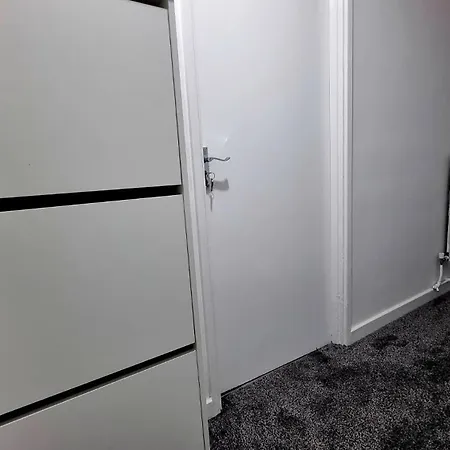 Amazing 1 Bed Entire Flat With Separate Living And Kitchen In With Free Parking Apartment *