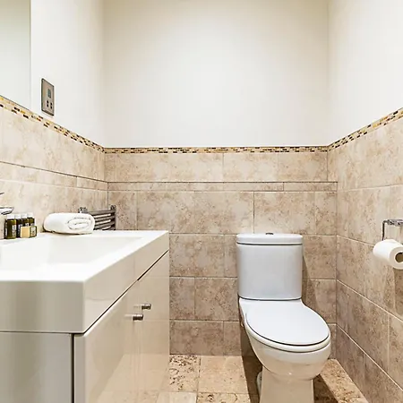 Kensington Tranquility Elegant Two-bed Retreat Apartment