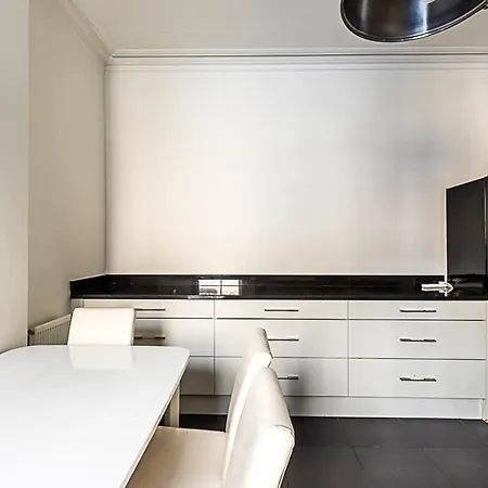 Kensington Tranquility Elegant Two-bed Retreat London