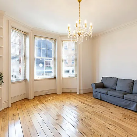 Kensington Tranquility Elegant Two-bed Retreat Apartment