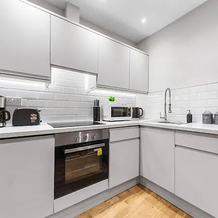 Metro Marvel: 1-bed Gem London