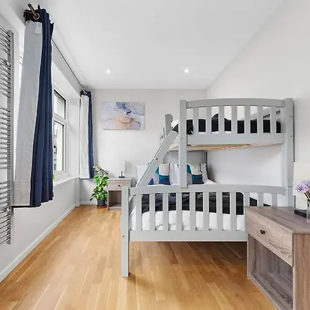 Metro Marvel: 1-bed Gem Apartment