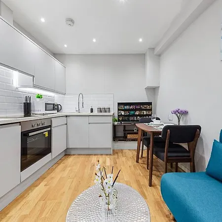 Apartment Metro Marvel: 1-bed Gem *