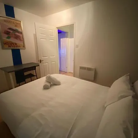 Apartment ✰free Private Parking✰80s Retro 1bedroom Serviced Canary Wharf Perfect For Families Business & Leisure Guests *