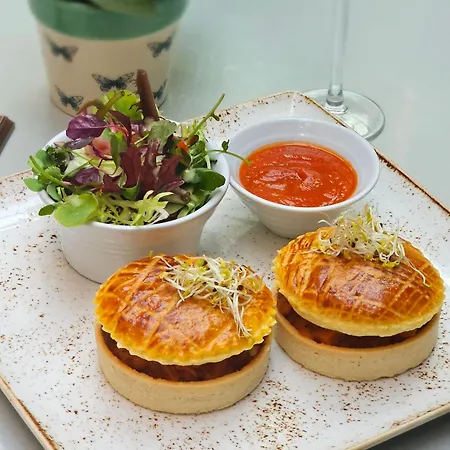 호텔 세인트 코트, 타지 호텔, 런던
