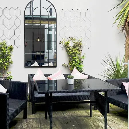 Clapham Calm 2 Bedroom Flat With Garden *