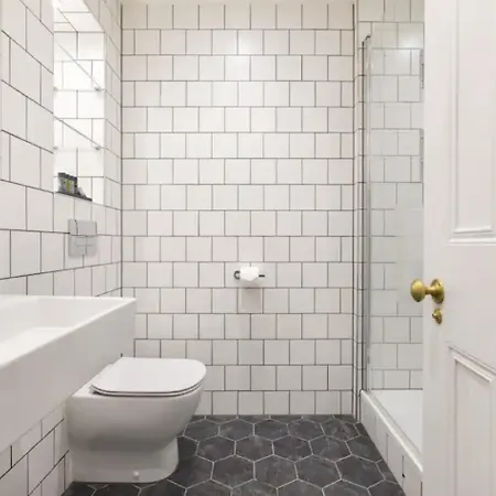 Spacious Flat In Central Ldn, Payment Required Straight Away The Host Will Message You After You've Made A Reservation Apartment *