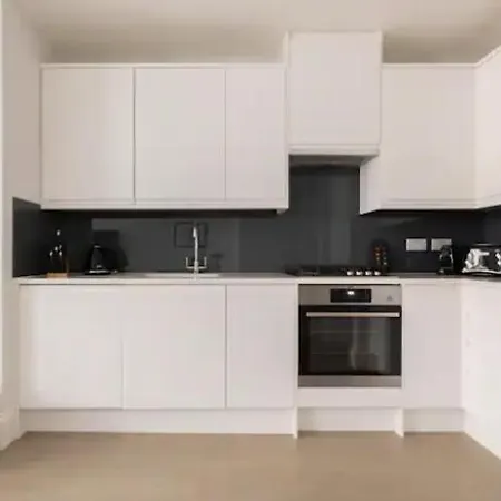 Spacious Flat In Central Ldn, Payment Required Straight Away The Host Will Message You After You've Made A Reservation