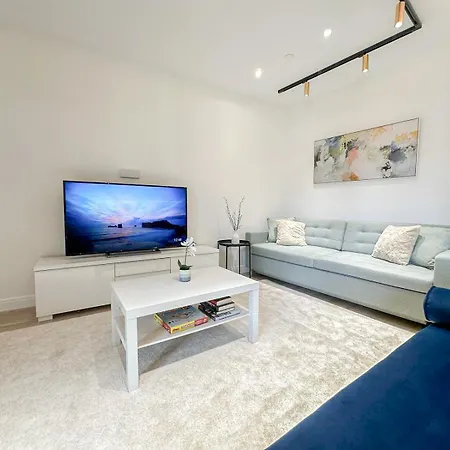 Lavish 2 Bedroom Flat With Private Balcony In Clerkenwell, Barbican London