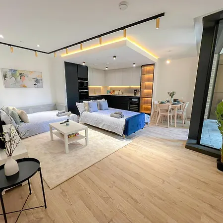 Lavish 2 Bedroom Flat With Private Balcony In Clerkenwell, Barbican Apartment