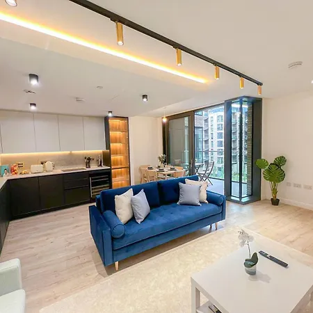 Lavish 2 Bedroom Flat With Private Balcony In Clerkenwell, Barbican London
