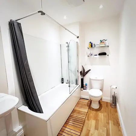 Bedroom 1, Queens Road Homestay London