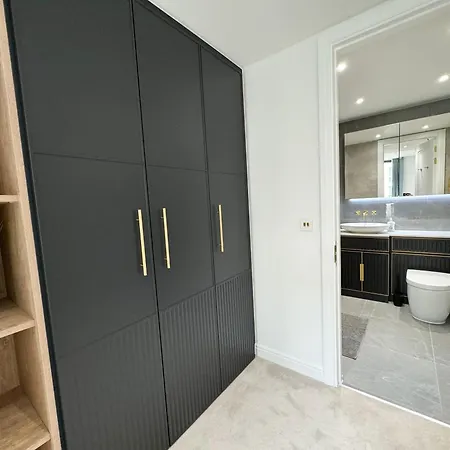 Lavish 2 Bedroom Flat With Private Balcony In Clerkenwell, Barbican Apartment *