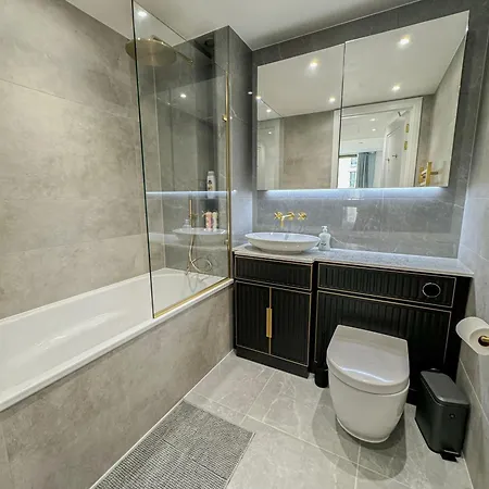 Lavish 2 Bedroom Flat With Private Balcony In Clerkenwell, Barbican * London
