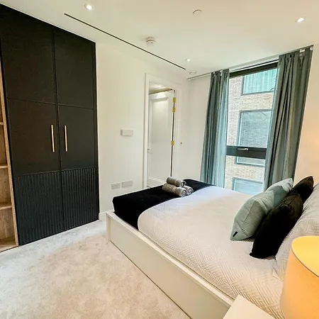 Lavish 2 Bedroom Flat With Private Balcony In Clerkenwell, Barbican