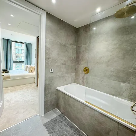 Lavish 2 Bedroom Flat With Private Balcony In Clerkenwell, Barbican Apartment