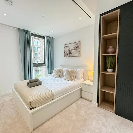 Lavish 2 Bedroom Flat With Private Balcony In Clerkenwell, Barbican Apartment *