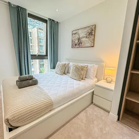 Lavish 2 Bedroom Flat With Private Balcony In Clerkenwell, Barbican Apartment London