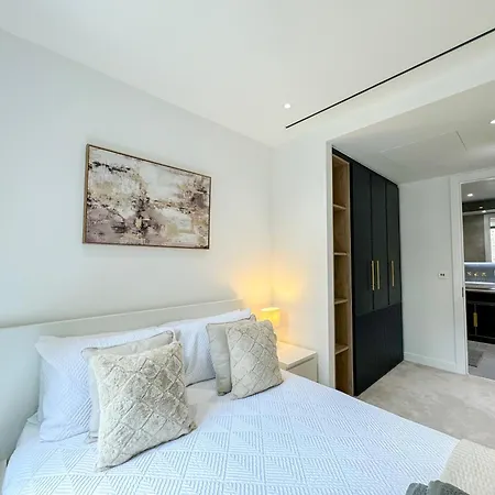 Lavish 2 Bedroom Flat With Private Balcony In Clerkenwell, Barbican *