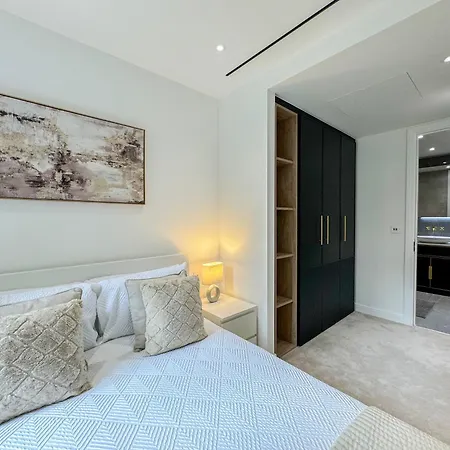 Lavish 2 Bedroom Flat With Private Balcony In Clerkenwell, Barbican