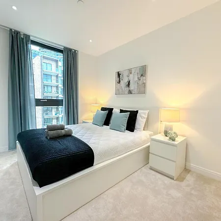 Lavish 2 Bedroom Flat With Private Balcony In Clerkenwell, Barbican Apartment *