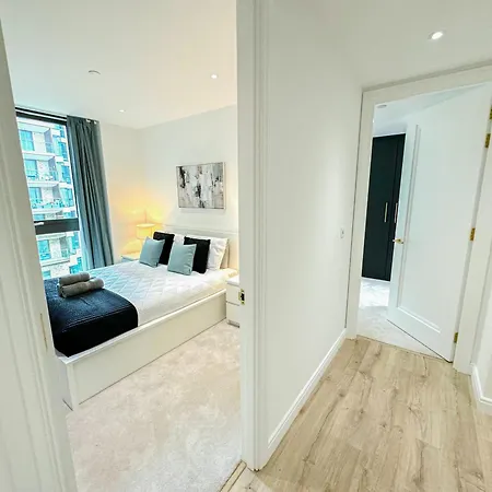 Lavish 2 Bedroom Flat With Private Balcony In Clerkenwell, Barbican *