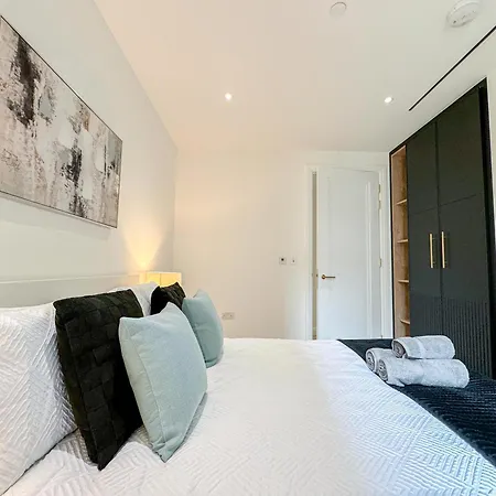 Lavish 2 Bedroom Flat With Private Balcony In Clerkenwell, Barbican London