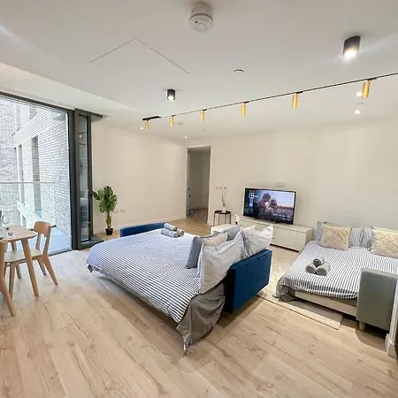 Lavish 2 Bedroom Flat With Private Balcony In Clerkenwell, Barbican London