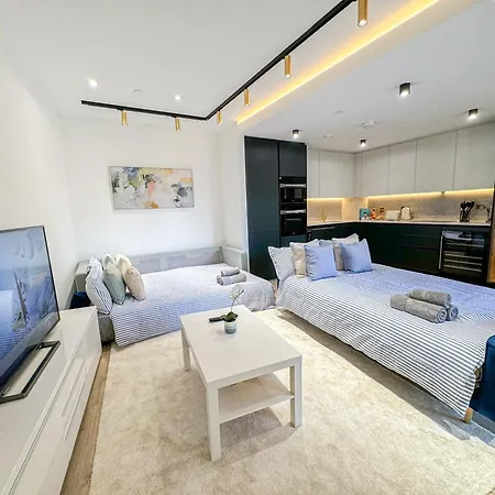 Lavish 2 Bedroom Flat With Private Balcony In Clerkenwell, Barbican *