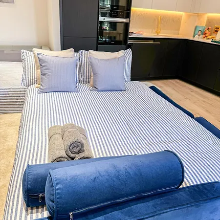 Lavish 2 Bedroom Flat With Private Balcony In Clerkenwell, Barbican Apartment *